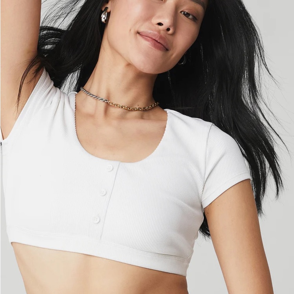 ALO Yoga White Crop Top with Sleek Design